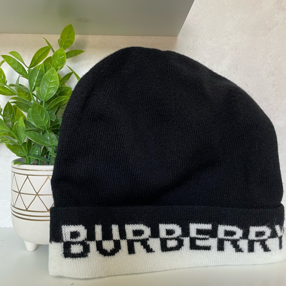 Burberry core cashmere beanie black & white